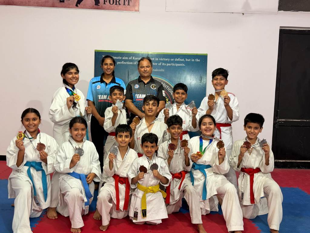 पंजाब स्टेट कराटे चैंपियनशिप में शानदार प्रदर्शन किया और 8 गोल्ड मेडल 5 सिल्वर मेडल और पांच ब्रॉन्ज मेडल जीतकर जिला का नाम गुरवांवित किया